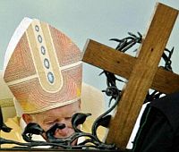 W święto Podwyższenia Krzyża Świętego Jan Paweł II sprawował Mszę w Bratysławie (fot. AFP)